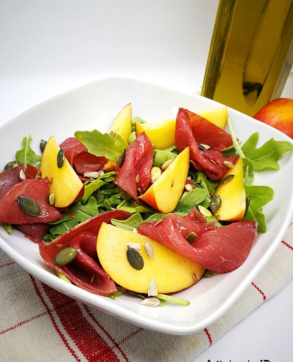 Insalata di pesche e bresaola
