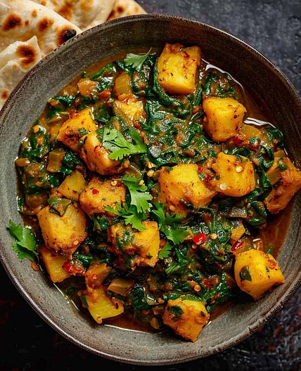 Saag Aloo {Spinach Potato Curry}
