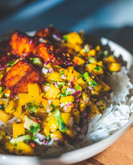 Tofu - mit Mangosalsa und Reis