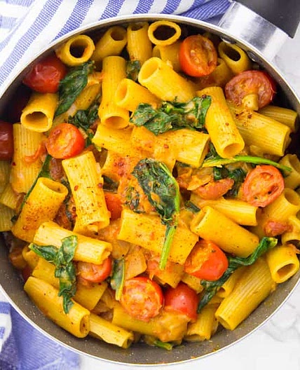 Vegan One Pot Pasta with Spinach and Tomatoes