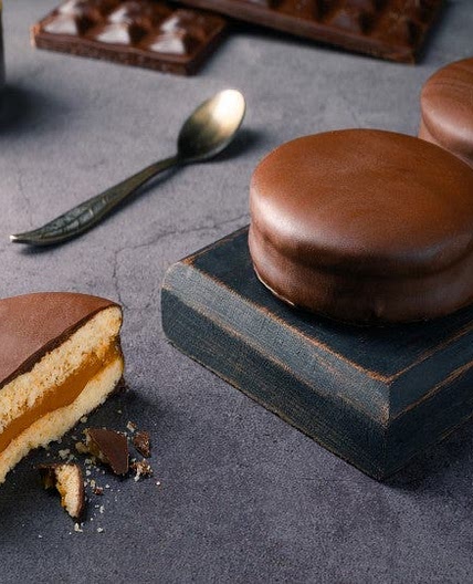 Alfajores rellenos de cajeta y cubiertos en chocolate, ¡para vender!