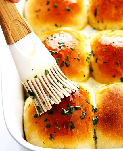 One Hour Rosemary Garlic Dinner Rolls