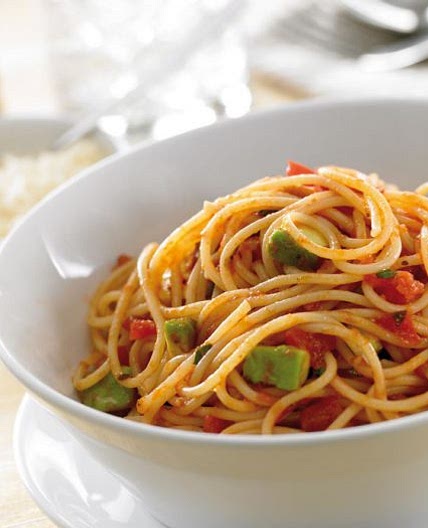 Avocado and tomato pasta