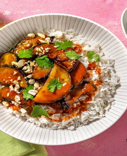 Aubergine sautée & sauce chili-cacahuètes avec du riz à la citronnelle & de la coriandre
