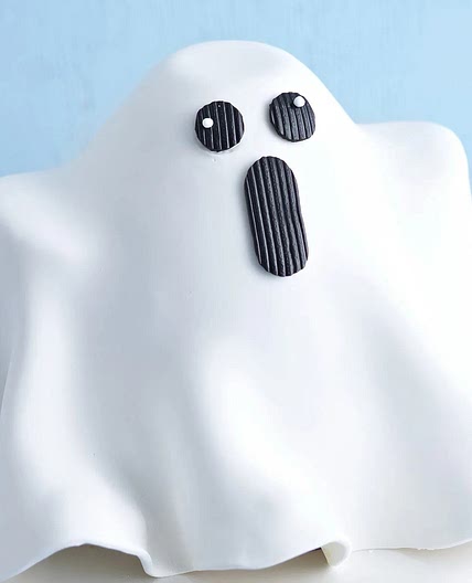 Flying ghost Halloween cake
