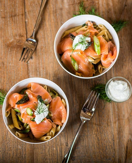 Light penne with asparagus and smoked salmon