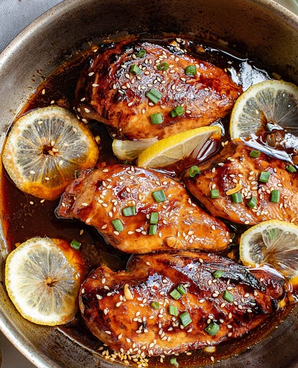 HONEY GARLIC SRIRACHA SKILLET CHICKEN
