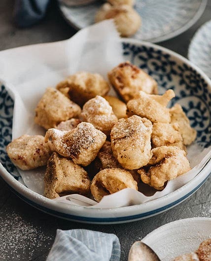 Chinese Banana Fritters (炸香蕉, fried banana)