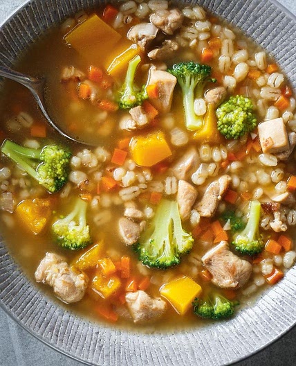 Soupe à l'orge, à la courge et au brocoli