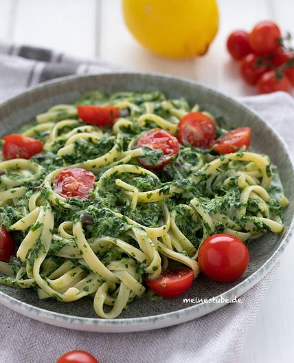 Pasta mit Rahmspinat-Frischkäse-Sauce und Tomaten