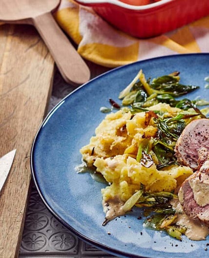 Schweinefilet mit Kartoffelpüree, Frühlingszwiebeln und Ofentomaten