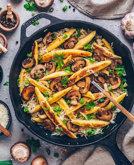Vegane Schupfnudeln mit Sauerkraut und Pilzen