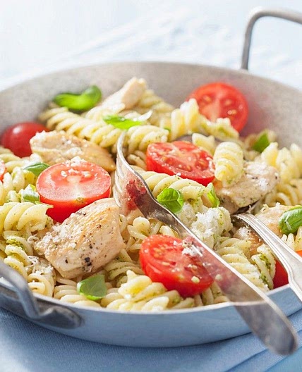 Fusilli mit Pesto, Hähnchen und Tomaten
