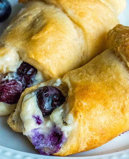 5-Ingredient Blueberry Cheesecake Rolls