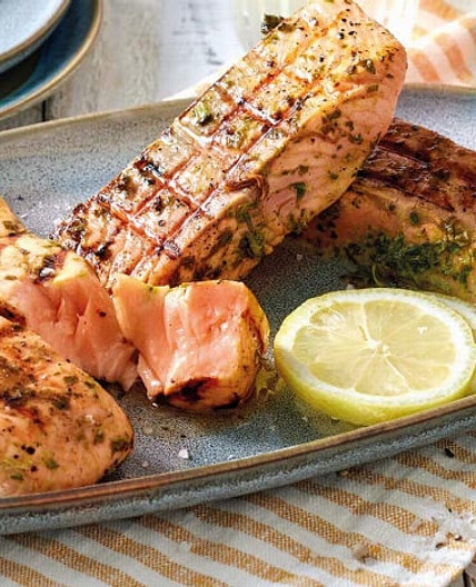 Gegrillter Lachs mit Zitronen-Knoblauch-Marinade