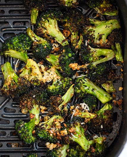 10 Minute Crispy Air Fryer Broccoli
