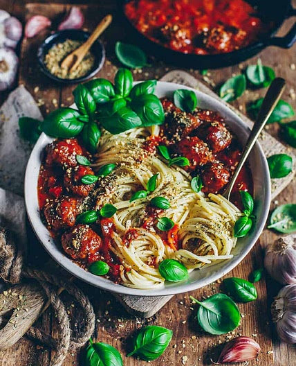 Vegane 'Fleischbällchen' mit Spaghetti und Tomatensoße