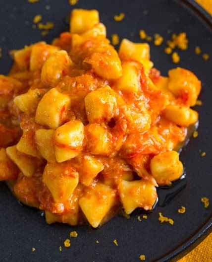 Gnocchi con ragù di scorfano e bottarga