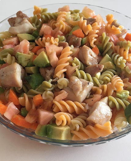 Receita de Salada de macarrão com frango e legumes