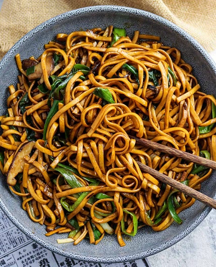 Vegan Chinese Longevity Noodles – Yi Mein 伊面