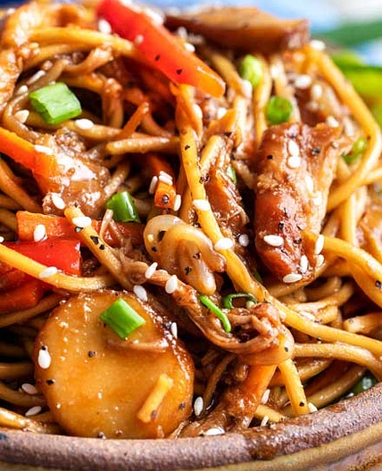 Easy Crockpot Chicken Lo Mein