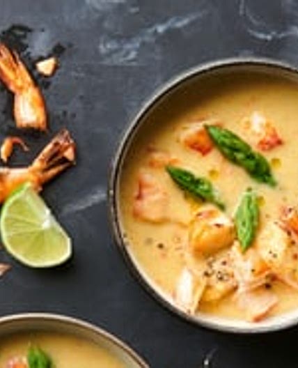 Spargel-Kokos-Suppe mit Scampi
