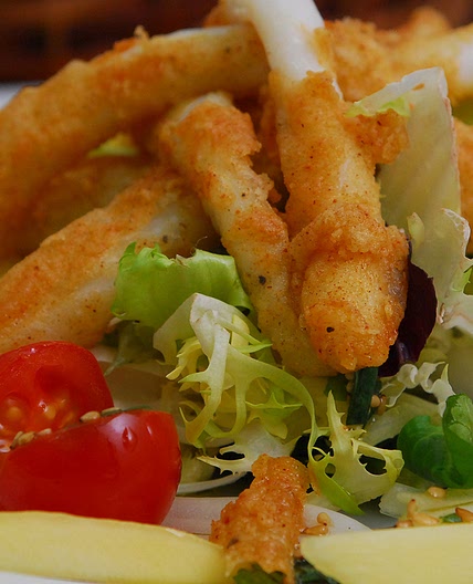Ensalada de rabas de calamar con lima y mango