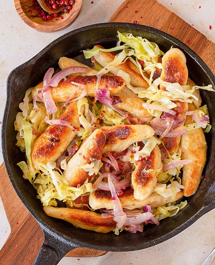 Schupfnudeln mit gebratenem Spitzkohl und roten Zwiebeln