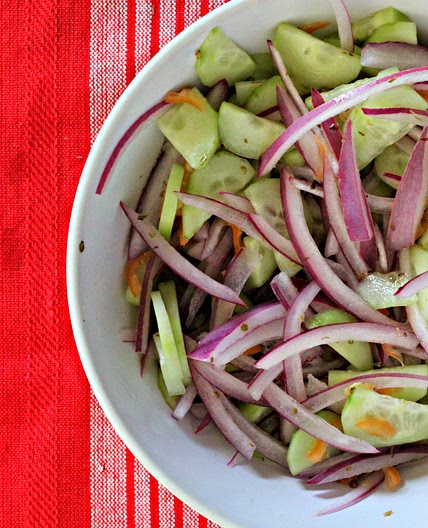 Cebollas encurtidas con chile habanero y pepino