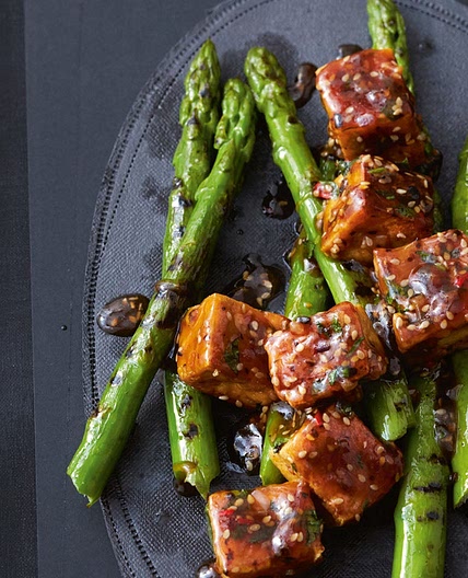 Gebratener Tofu mit Spargel und Sesam