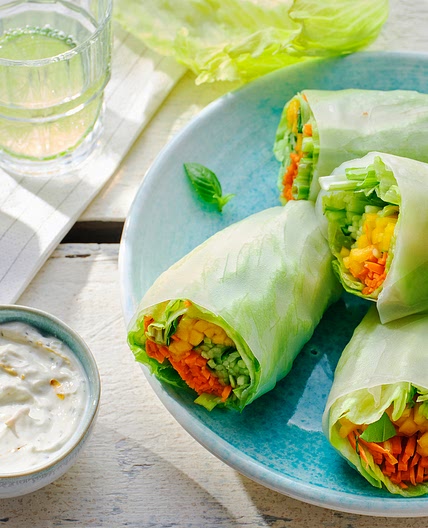 Fruchtige Sommerrollen mit Mango-Basilikum-Füllung