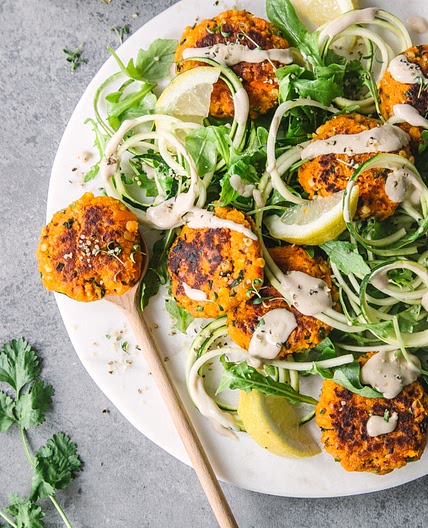 Vegane Möhrenbratlinge mit Tahini-Zucchinisalat