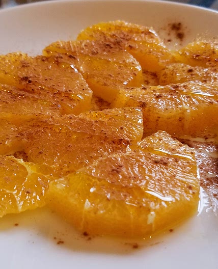Sliced oranges with cinnamon and olive oil