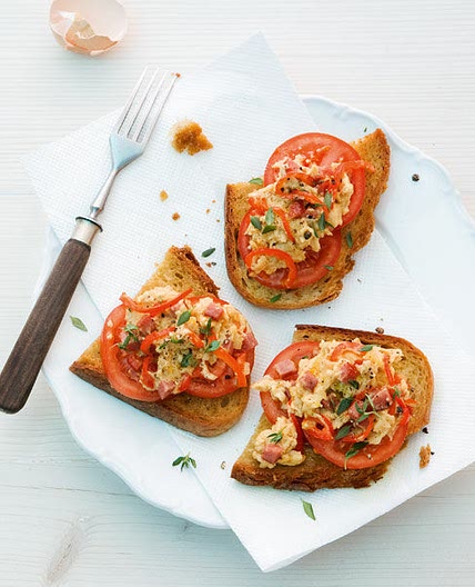 Bauernbrot mit Paprikarührei und Kabanossi