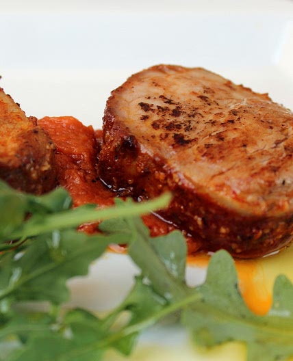 Solomillo de cerdo adobado y salsa de tomates deshidratados