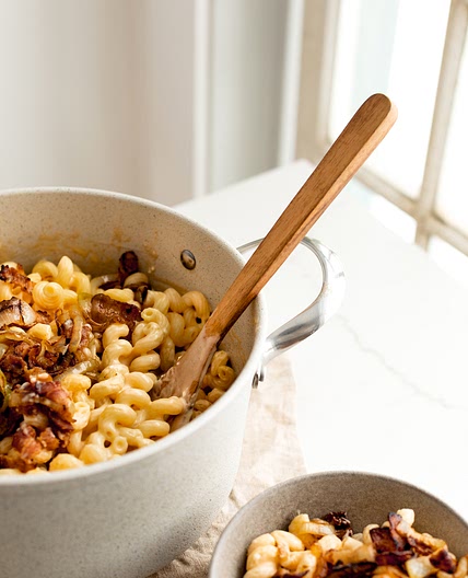Macaroni au fromage & garniture de bacon et d’oignons