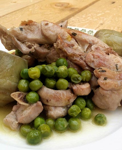 Chuletas de pavo guisadas con guisantes y alcachofas