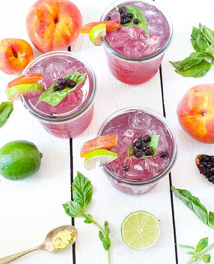 BLUEBERRY AND PEACH VODKA SPRITZER