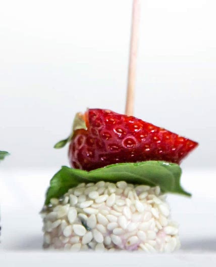 Palline di Formaggio Caprino e Fragole - Antipasto Freddo Veloce