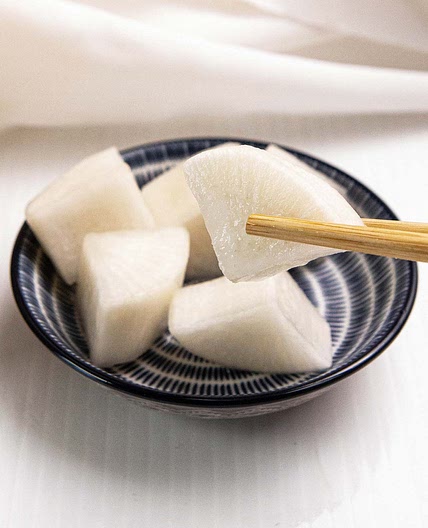 Korean Pickled Daikon (치킨 무)