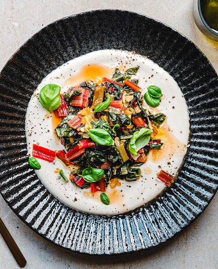 Geschmorter Mangold auf Tahin-Zitronen-Joghurt