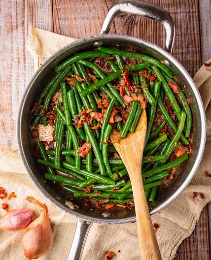 Easy Sauteed Green Beans with Bacon and Shallots