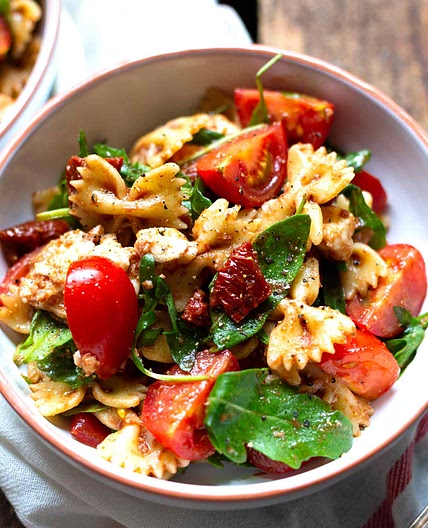 Italienischer Nudelsalat mit Tomaten, Rucola und Mozzarella