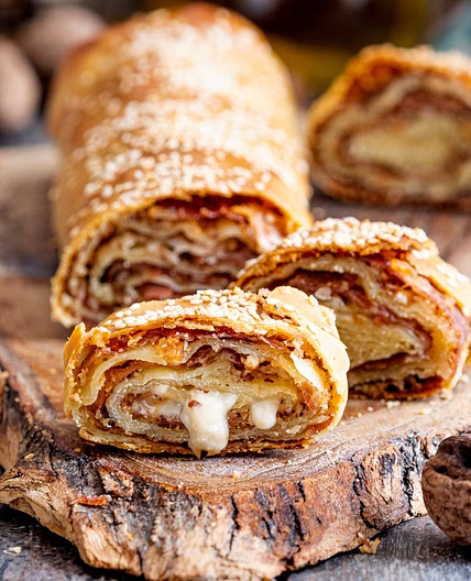 Strudel salato con crudo, gorgonzola e noci