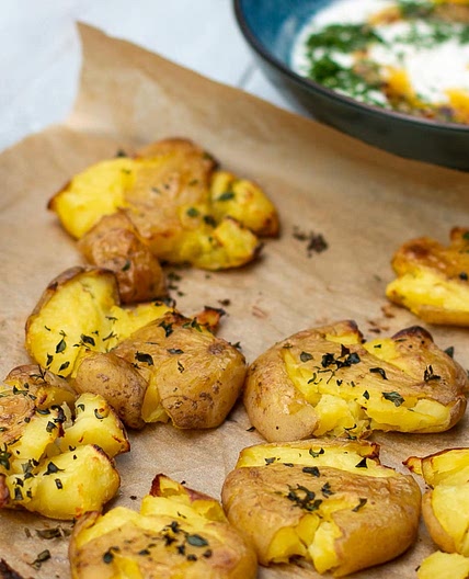 Crispy smashed potatoes with yogurt dip