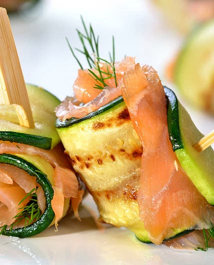 Rotolini di zucchine e salmone