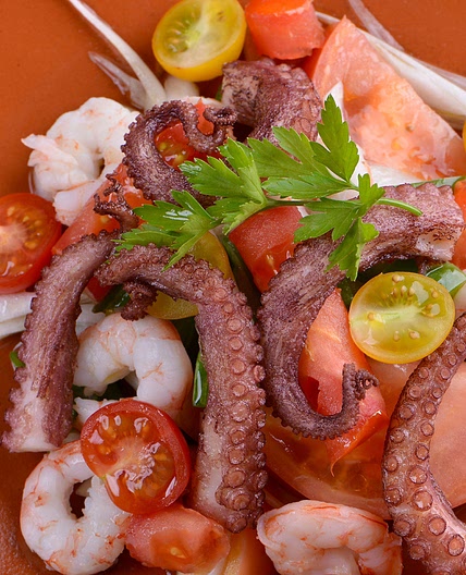 Pipirrana con pulpo y gamba