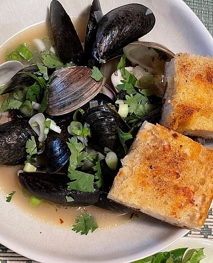 Steamed Mussels And Clams In White Wine