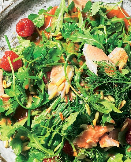 Kräuter-Himbeer-Salat mit Räucherforelle und Buchweizenwaffeln