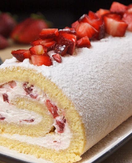 Rotolo di pan di Spagna alle fragole: la ricetta del dessert morbido e profumato